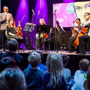 Musikvermiitlung Freiburg - Musiker auf einer Bühne mit Zuschauern